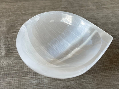Selenite Teardrop Bowl – 4.5" White Polished Selenite Drop Dish | Crystal Cleansing, Charging & Healing Bowl